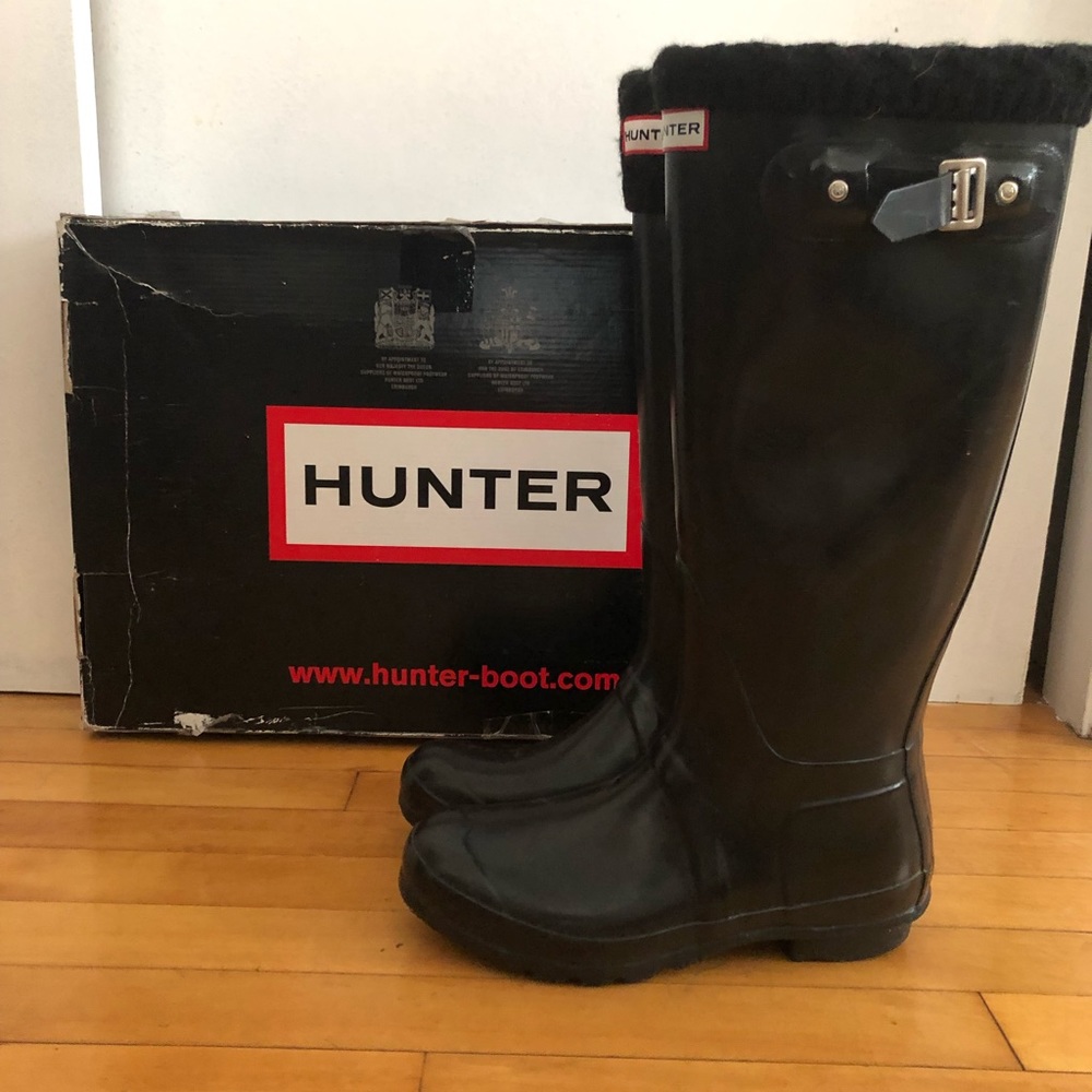 Size 9 Hunter Original in Black Gloss with cable knit liners